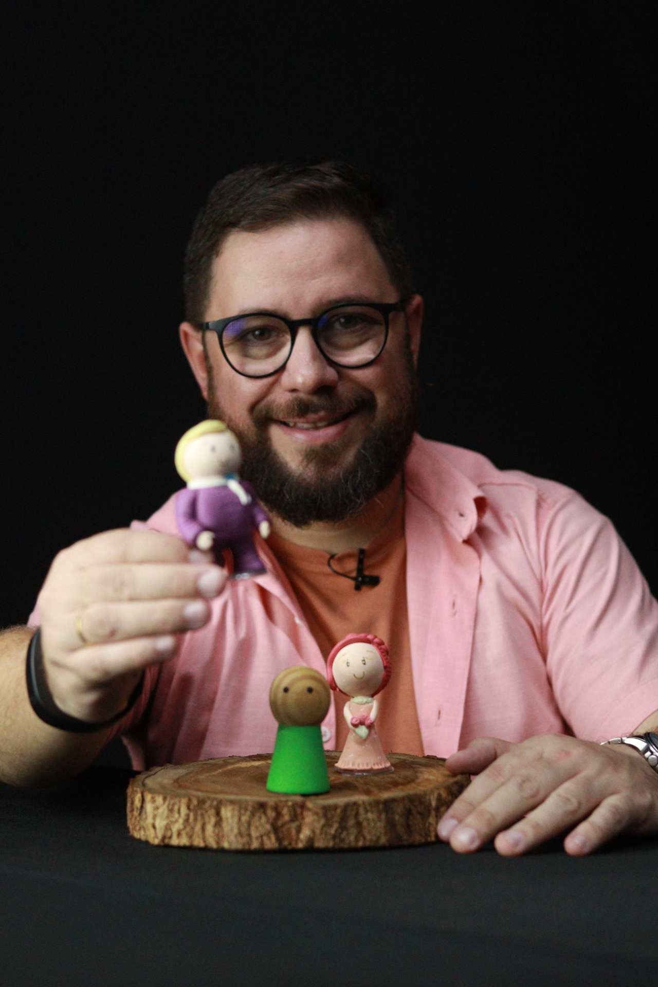 Fábio Viana com bonecos de constelação